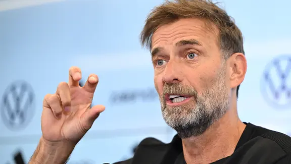 Fußball, DFB, Nationalmannschaft, Pk zur Vorstellung des neuen Bundestrainers, Jürgen Klopp spricht bei einer Pressekonferenz.