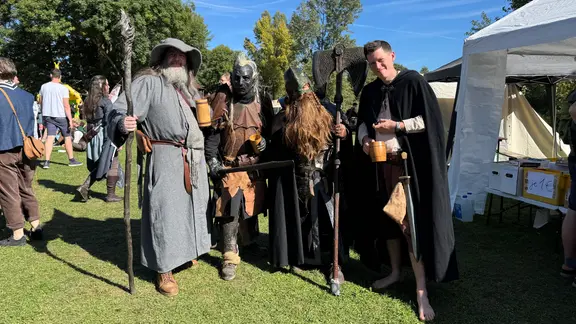 Menschen Kostümen auf dem Tolkien Tag in Jena.