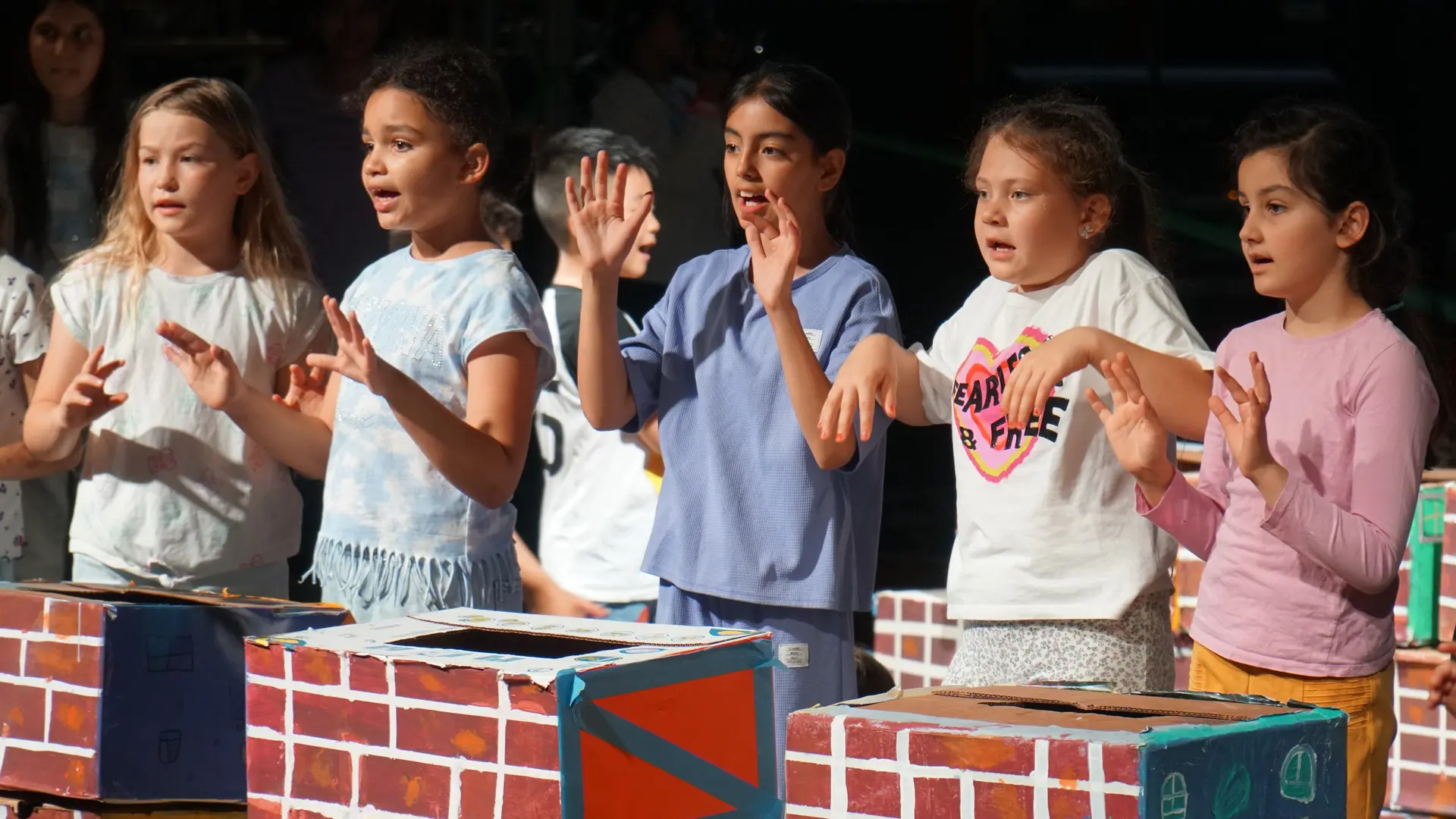 Dresden Kids Transform Gym into Opera Stage for Prohlis Neighborhood Show