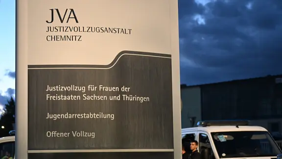 Blick auf die Zufahrt zur Frauen Justizvollzugsanstalt (JVA) Chemnitz.