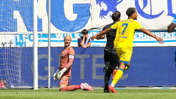 08.08.2026, xgox, Fussball - 2.Bundesliga 1.FC Magdeburg - Eintracht Braunschweig emspor, v.l. Dominik Reimann (Magdeburg, 1) enttaeuscht, schaut enttaeuscht, niedergeschlagen, disappointed (DFL DFB REGULATIONS PROHIBIT ANY USE OF PHOTOGRAPHS as IMAGE SEQUENCES and or QUASI-VIDEO) Magdeburg *** August 8, 2026, xgox, Soccer 2. Bundesliga 1 FC Magdeburg Eintracht Braunschweig emspor, from left: Dominik Reimann (Magdeburg), 1 disappointed, looks disappointed, dejected, disappointed DFL DFB REGULATIONS PROHIBIT ANY USE OF PHOTOGRAPHS as IMAGE SEQUENCES and or QUASI-VIDEO Magdeburg