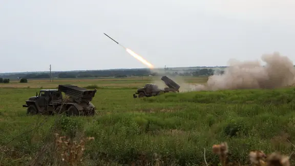 Ein russischer Mehrfachraketenwerfer BM-21 Grad wird abgefeuert