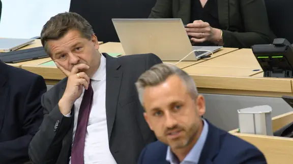 Sven Schulze von der CDU und Ulrich Siegmund von der AfD im Landtag von Sachsen-Anhalt.