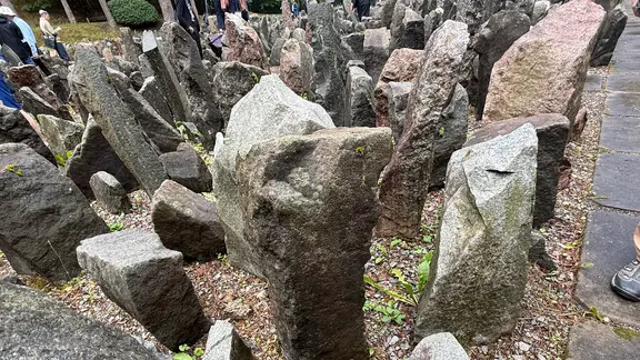 Skulptur aus Steinen.