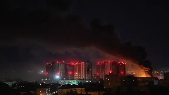 Ein Blick auf die ukrainische Hauptstadt Kiew in der Nacht. Nach einem russischen Luftangriff brennt es in der Stadt. 