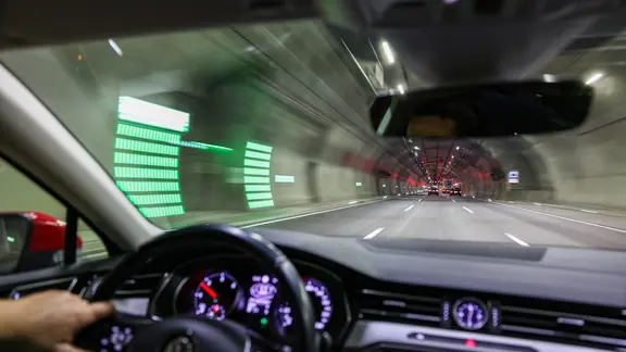 Autos und Lkw fahren durch den Jagdbergtunnel auf der Autobahn 4 bei Jena. 