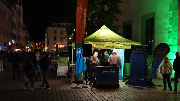 MDR-Zelt in der Dunkelheit