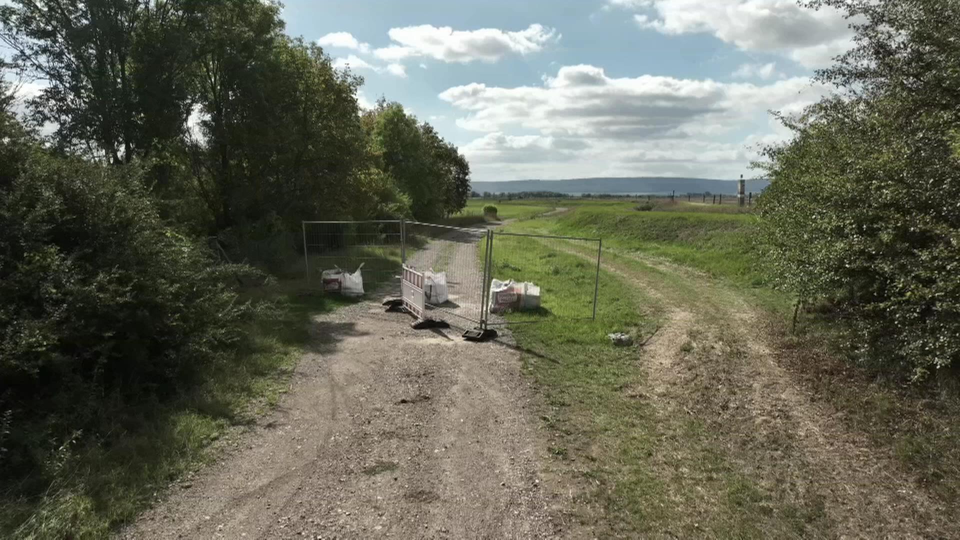 Auf einem Feldweg stehen ein Zaun und Bauschutt. | MDR/Umschau