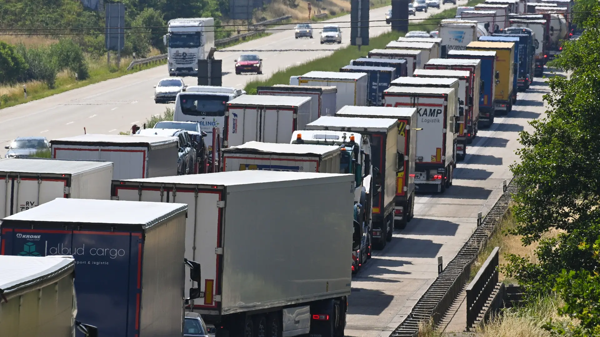 Streit um Lkw-Ausweichverbot an A2: Das ist eine "Anti-Lkw-Regelung"