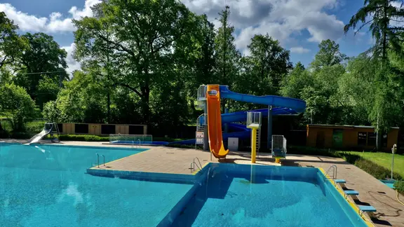Schwimmbecken im Freibad Jahnsdorf mit Rutsche.