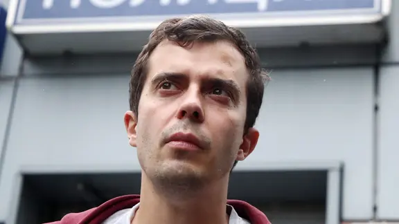 Roman Dobrokhotov, Chefredakteur von "The Insider", verlässt nach einer Vernehmung eine Polizeiwache in Moskau
