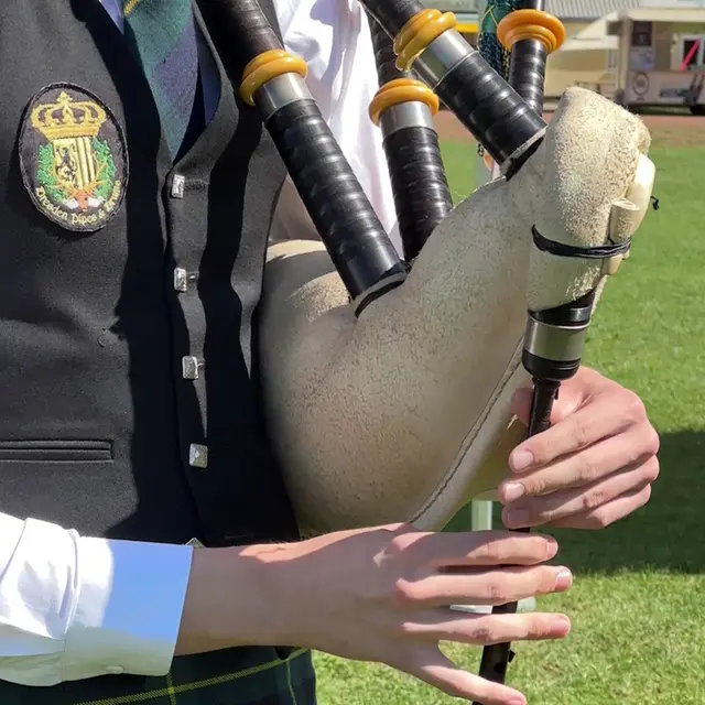 Ein Mann spielt Dudelsack. 