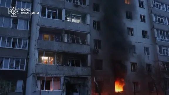 Ein Wohnhaus mit Flammen und Rauch