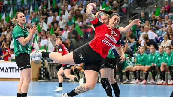 Marcela Arounian trifft für den Thüringer HC in Oldenburg. 