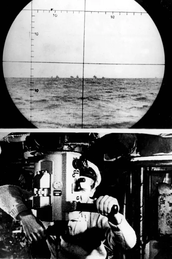 U-Boot-Kommandant der Kriegsmarine am Periskop, 1941