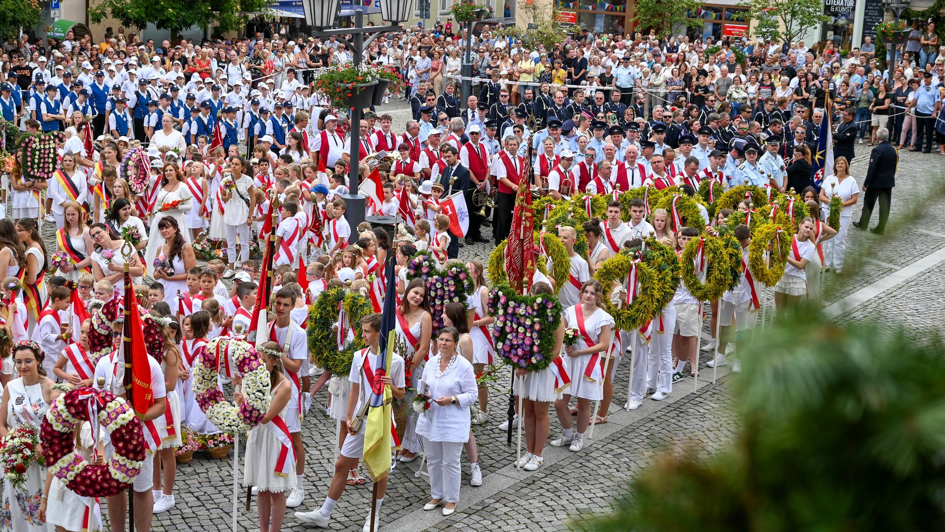 Adlerschießen und Spiele: Schüler ziehen zum Kamenzer Forstfest in den Wald