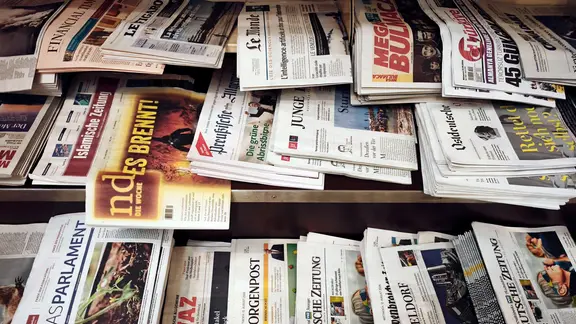 Tages- und Wochenzeitungen im Press & Books Laden im Hauptbahnhof Düsseldorf.