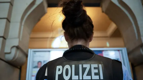 Eine Polizistin schaut auf eine Pinnwand mit Fahndungsbildern. (gestellte Szene). Bei der Polizeidirektion Dresden arbeiten sogenannte "Super Recognizer", die Gesichter von Menschen besonders gut Wiedererkennen.