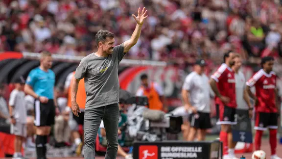 Thomas Stamm gestikuliert beim Spiel Dynamo Dresden gegen Nürnberg an der Seitenlinie