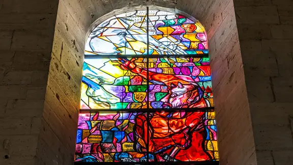 Neues Glasfenster im Ostchor des Naumburger Doms, gestaltet von Markus Lüpertz.