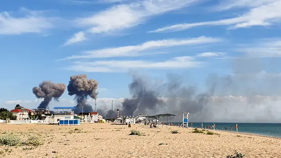 Rauchwolken nach Explosionen bei Nowofjodorowka auf der Krim (Archivbild)