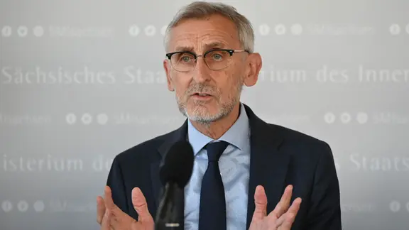 Sachsens Innenminister Armin Schuster (CDU) während einer Pressekonferenz am 8. Juli 2026.