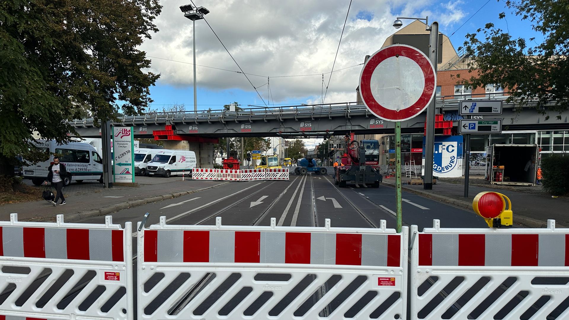 Absperrung und Schild vor Ringbrücke auf Halberstädter Straße in Magdeburg | MDR/Katharina Michel