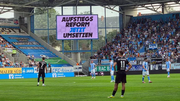 Proteste für die Aufstiegsreform in Chemnitz im Stadion