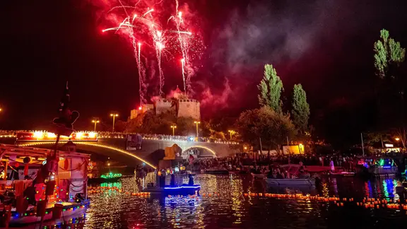 Feuerwerk über der Burg Giebichenstein und der Saale