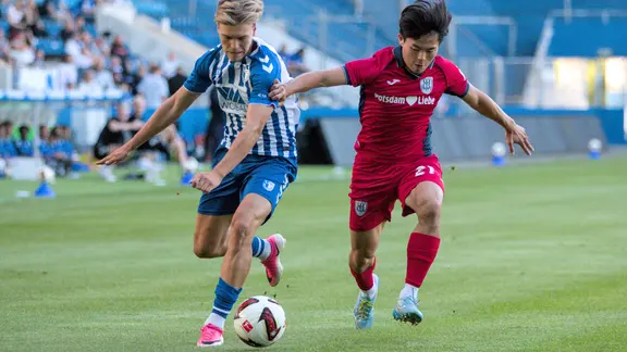 Cornelius Bräunling (Magdeburg, blau-weiß) im Laufduell mit Min-Gi Kang (Babelsberg, rot)