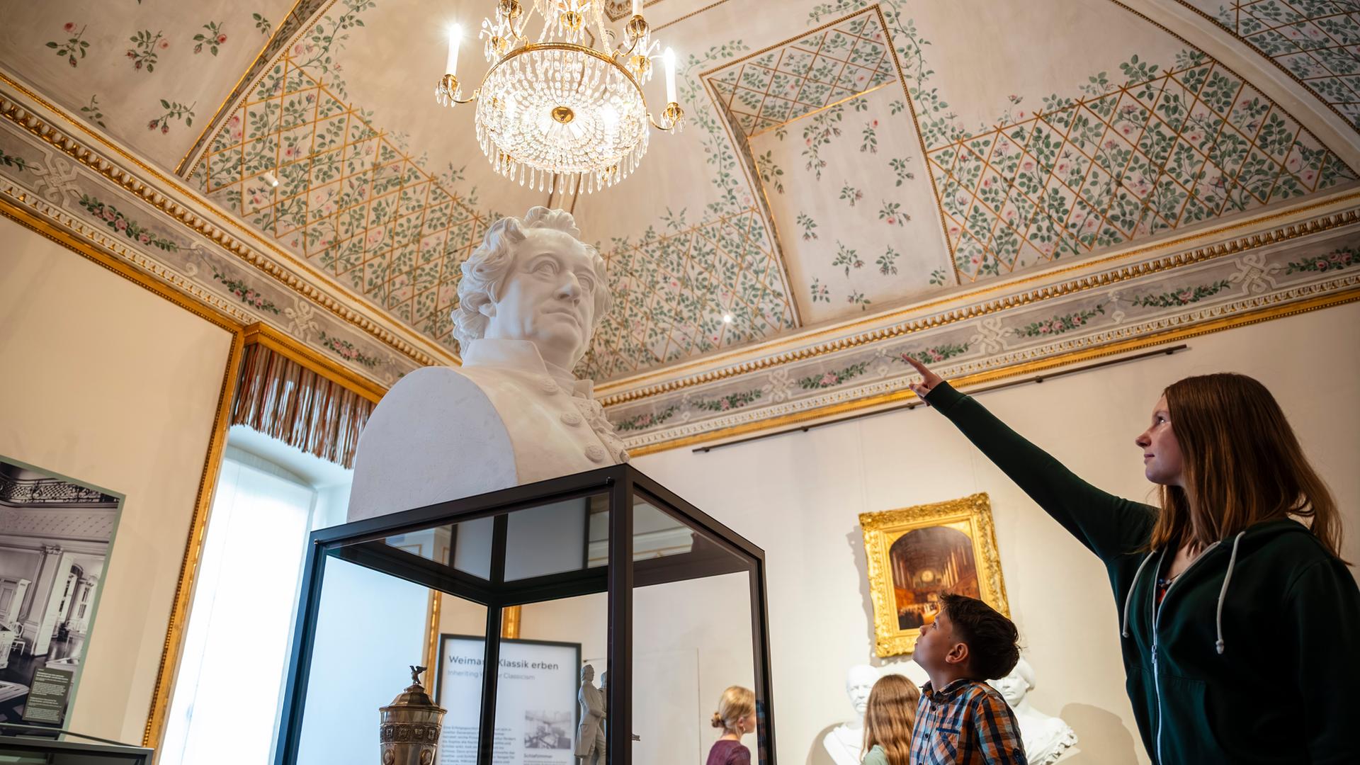 Stadtschloss Weimar: Kinder im Schlafzimmer vor einer Goethe-Büste | Thomas Müller/Klassik Stiftung Weimar