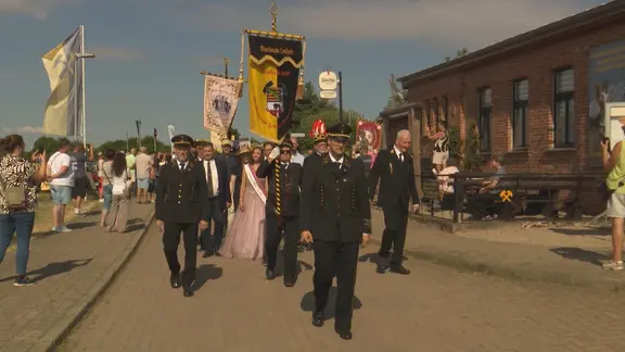 Umzug, Menschen in traditioneller Kleidung