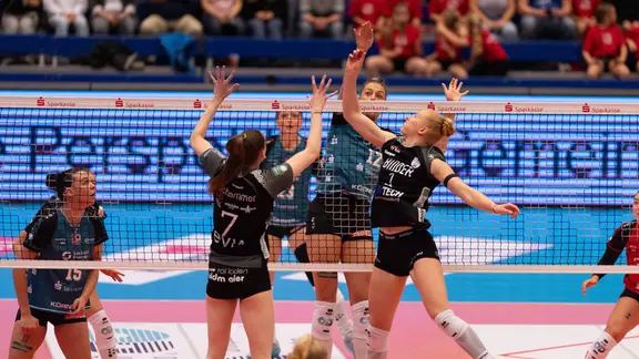 Mette Marleen Pfeffer blockt den Ball im Spiel Dresdner SC - Binder Blaubären TSV Flacht