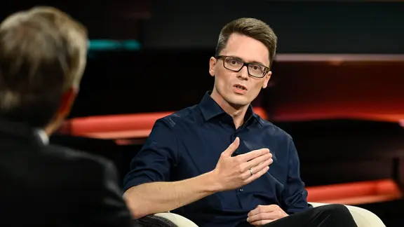 Christian Schaft spricht in einer Talkshow