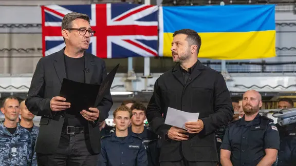Der britische Premierminister Andy Burnham (l) empfängt den ukrainischen Präsident Wolodymyr Selenskyj.