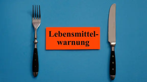 Besteck und Schriftzug Lebensmittelwarnung