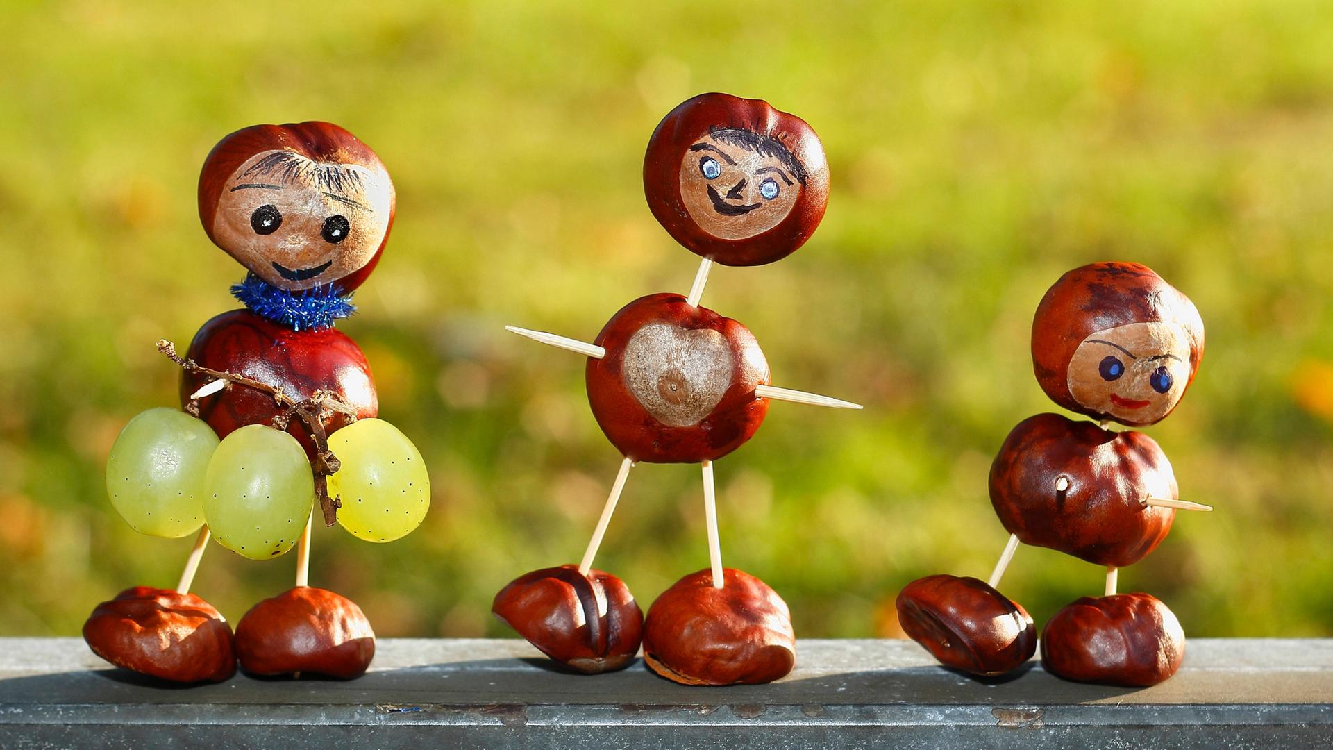 Drei Kastanienfiguren. | IMAGO / blickwinkel
