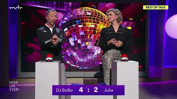 DJ Bobo und Moderatorin Julia Menger beim 90er-Musikquiz