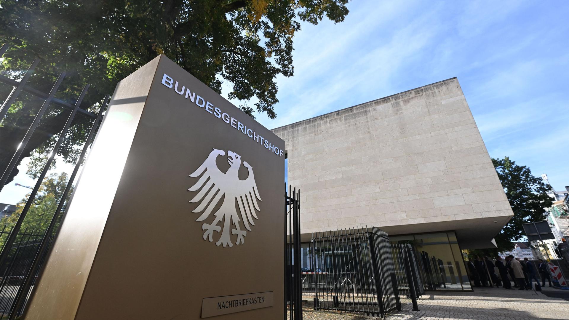 Ein Hinweisschild mit Bundesadler und dem Schriftzug Bundesgerichtshof aufgenommen vor dem Bundesgerichtshof (BGH). | picture alliance/dpa | Uli Deck