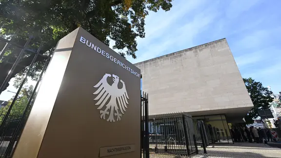 Ein Hinweisschild mit Bundesadler und dem Schriftzug Bundesgerichtshof aufgenommen vor dem Bundesgerichtshof (BGH).
