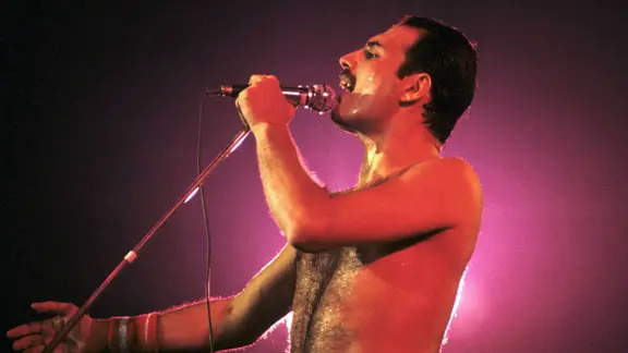 Freddy Mercury singt im Wembley Arena London