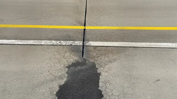 Schäden auf einem Autobahnabschnitt. 