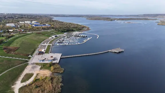 Seebrücke und Marina am Geiseltalsee bei Braunsbedra.