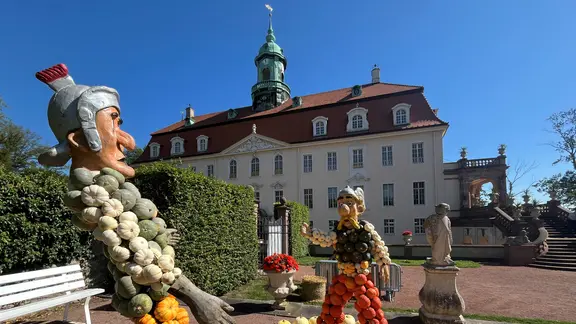 Zwei Kürbisfiguren kämpfen vor dem Schloss Lichtenwalde.