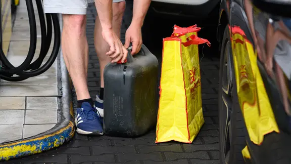 Ein deutscher Autofahrer hat an einer Tankstelle einen Kanister mit Benzin befüllt.