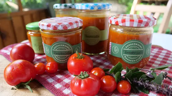 Mit Tomatensoße gefüllte Gläser auf einem Tisch