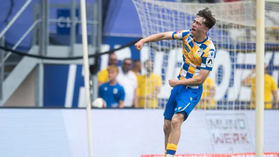 Archiv: Torschütze Emilio Munser (Jena) jubelt über sein Tor gegen Zwickau.