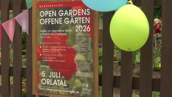 Das Bild zeigt ein Plakat zu den Offenen Gärten mit Luftballons.