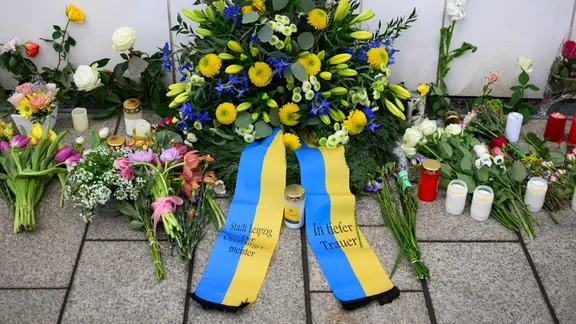 Ein Kranz des Oberbürgermeisters der Stadt Leipzig mit der Aufschrift „In tiefer Trauer“ steht nach der Amokfahrt mit zwei Todesopfern und drei Schwerverletzten am Gedenkort vor dem Paulinum der Universität.