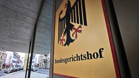 Schild des Bundesgerichtshofs am Eingang in Karlsruhe, Baden-Württemberg, Deutschland